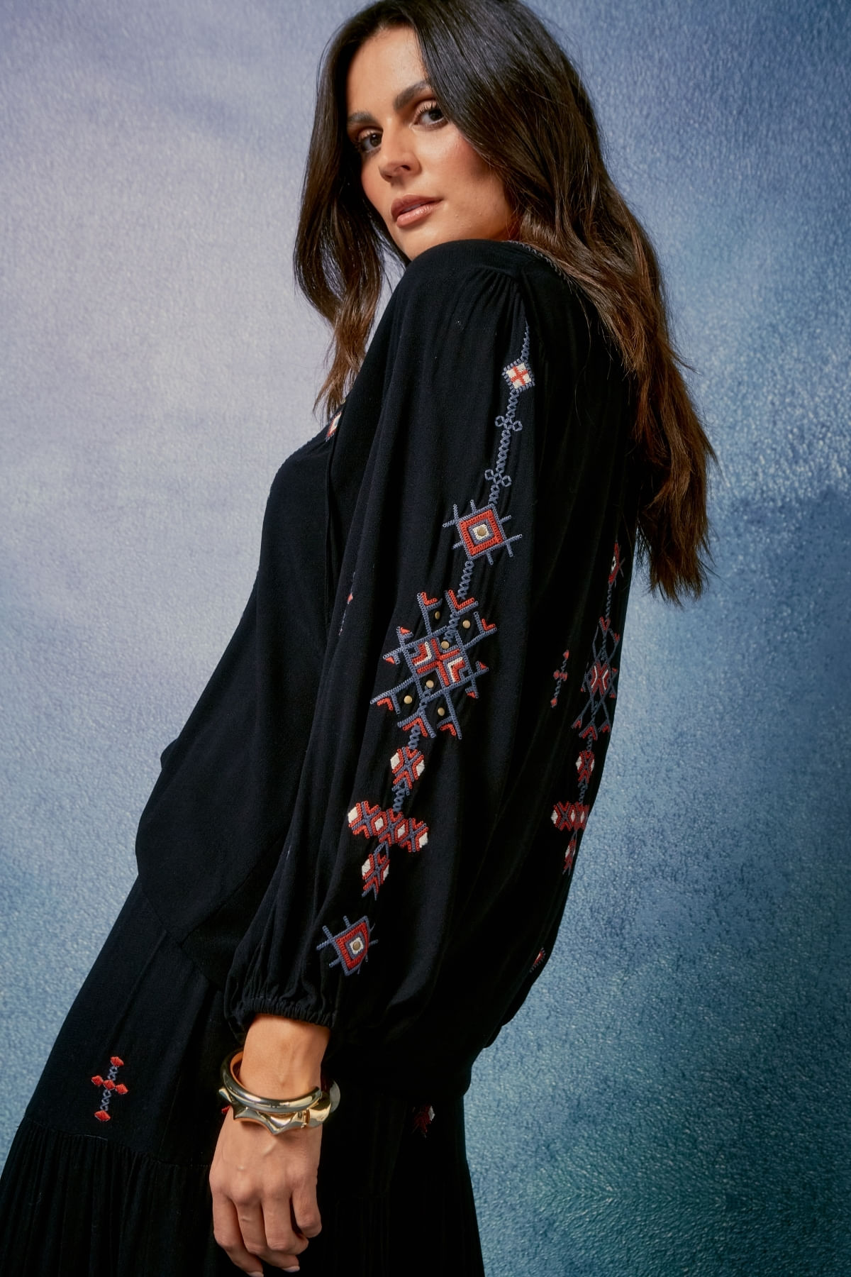 BLUSA BORDADA DECOTE V