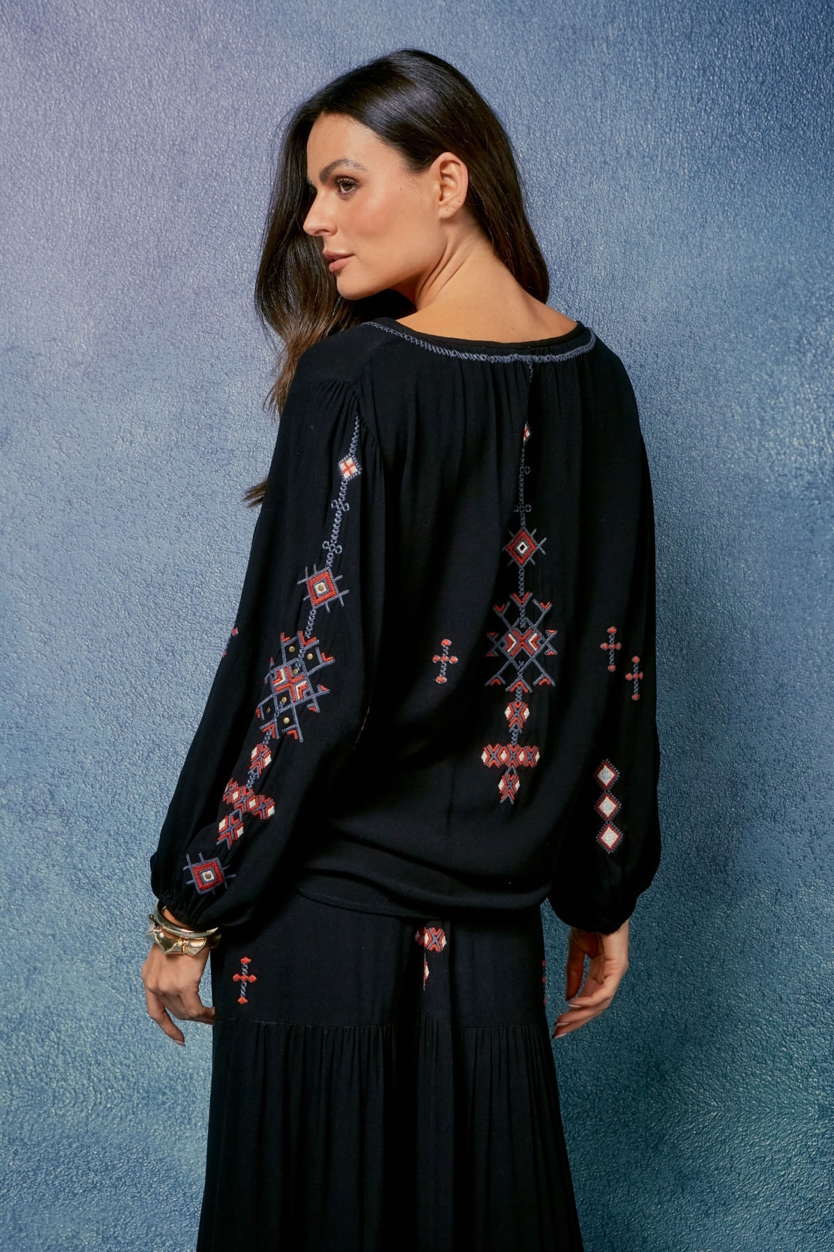 BLUSA BORDADA DECOTE V