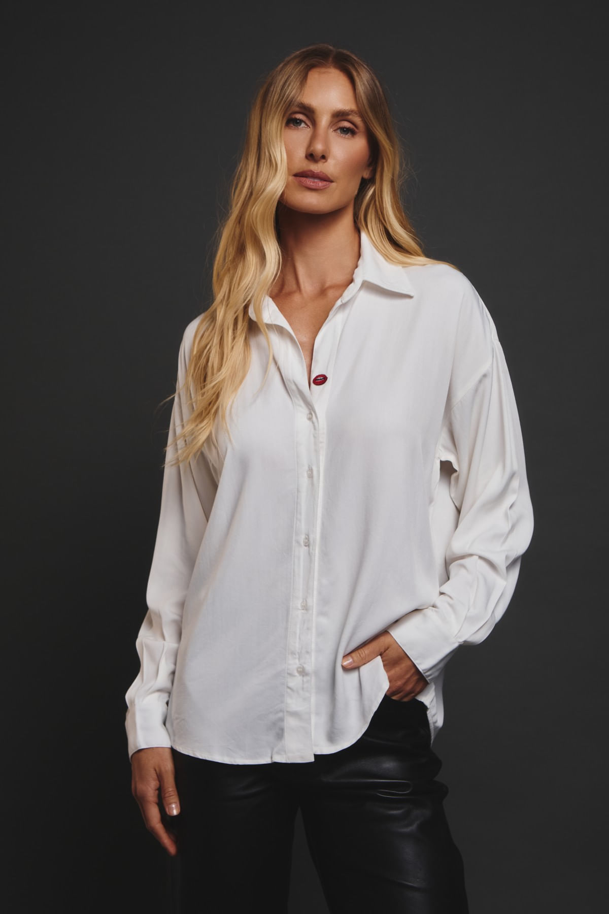 11040640_075_01-CAMISA-HELENA-DETALHE-PATCH